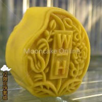 黄金夏果白莲蓉冰皮月饼 White Lotus Paste with Macadamia Nut in Gold Dust Snow Skin Mooncake